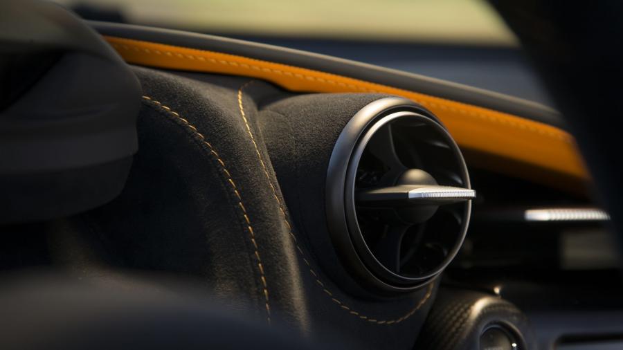 Детали интерьера McLaren 720S Coupe 2017 года  (WW) (фото 107 из 160)
